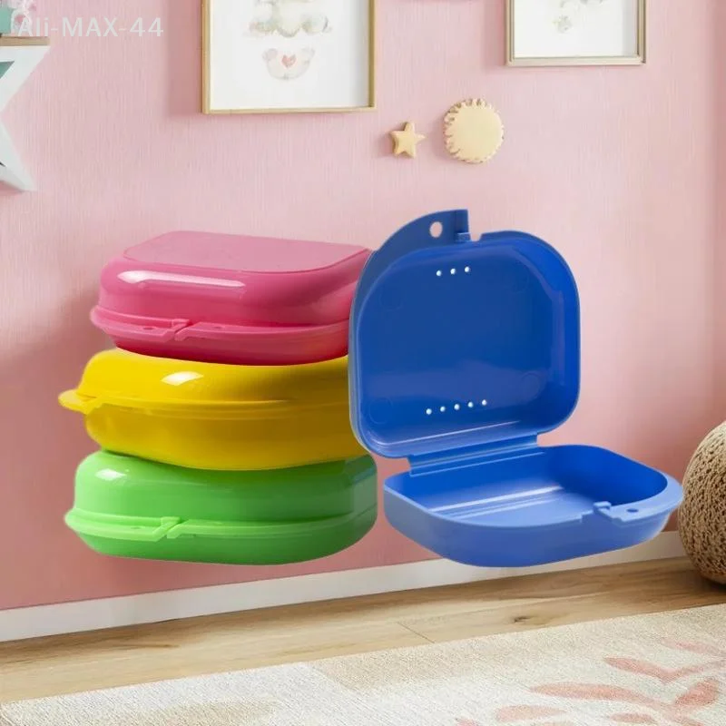 

Портативный пластиковый футляр для зубных протезов и ортодонтических аппаратов (1 шт.), подходит для пожилых людей