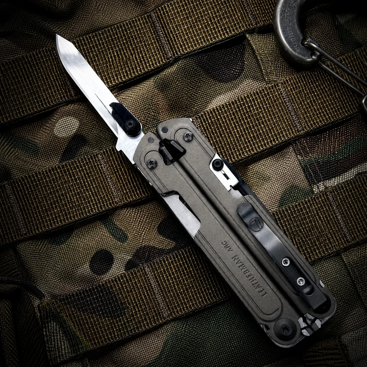 Left-Hand Scalpel / Tritium Adapter for Leatherman FREE P4 P2 ARC, 1.5x6mm Slot, Silver/Black