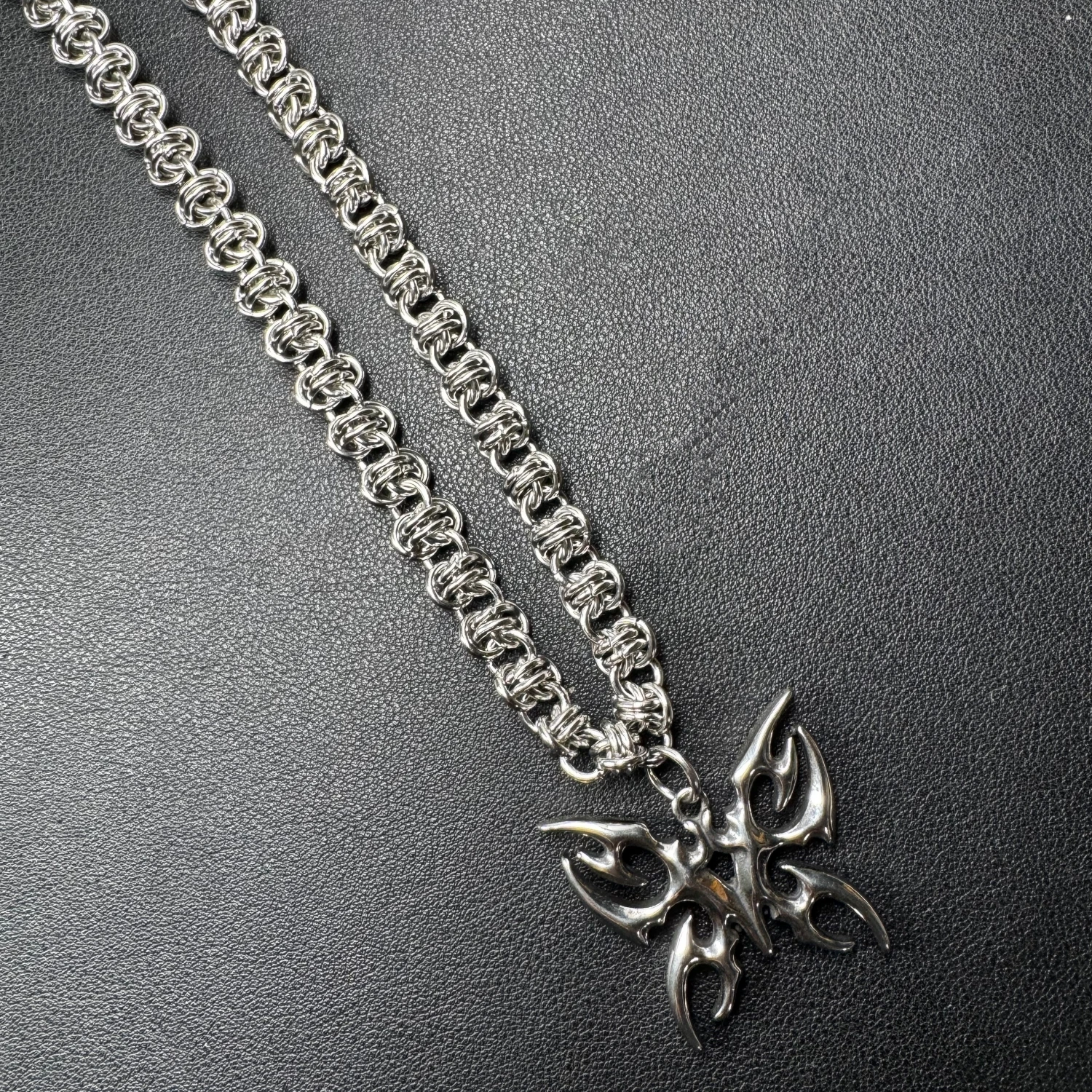 Gotische Schmetterlings-Choker-Halskette aus Edelstahl, Byzantinische Kette, Y2K Punk Goth Statement-Schmuck für Frauen und Männer, Geschenk – Detail 3