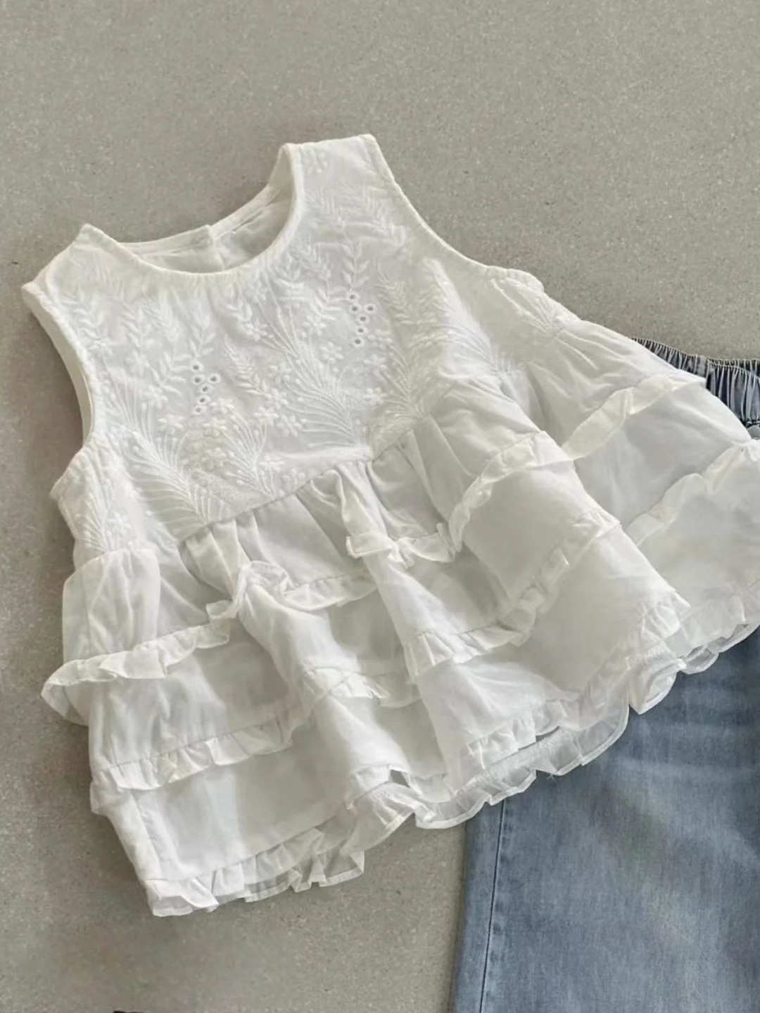 chemisier-en-coton-brode-pour-filles-style-'doll-top'-avec-broderie-riche-sans-manches-a-volants-superposes-blanc-d'ete-col-rond-mi-longueur