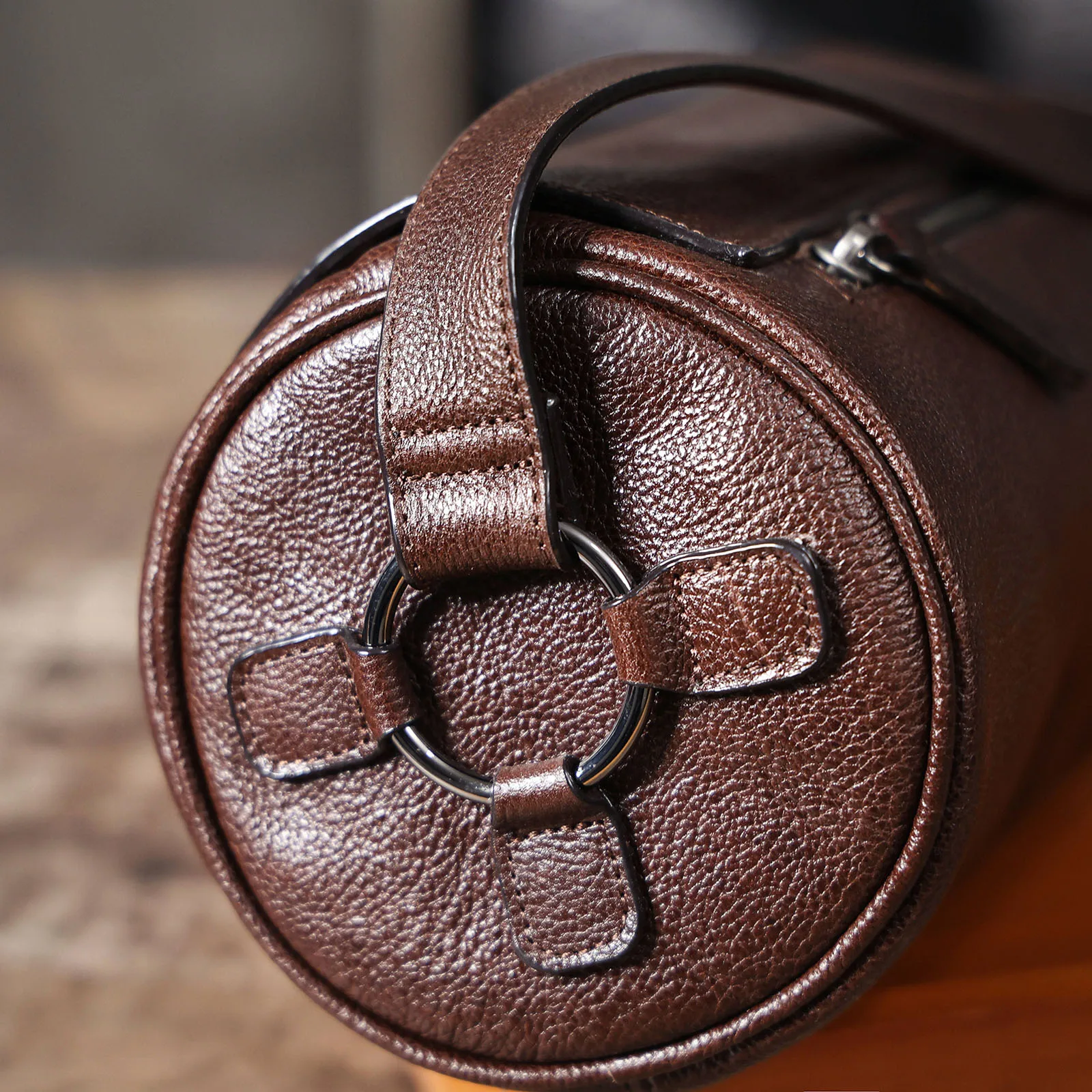 Echte Leder-Umhängetasche für Herren, Zylindertasche, schlicht, aus hochwertigem, pflanzlich gegerbtem Rindsleder, modisch und lässig – Detail 11