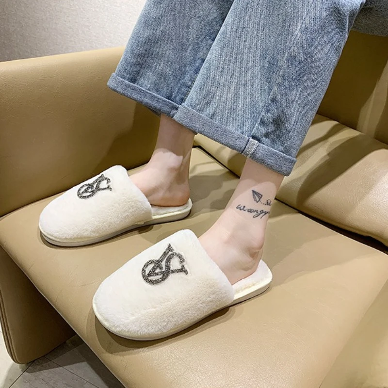 Women's Diamond-encrusted Decorative Indoor Fur Slippers 2025 Winter Fashion Plus Size Warm Special Light Baotou Slippers.