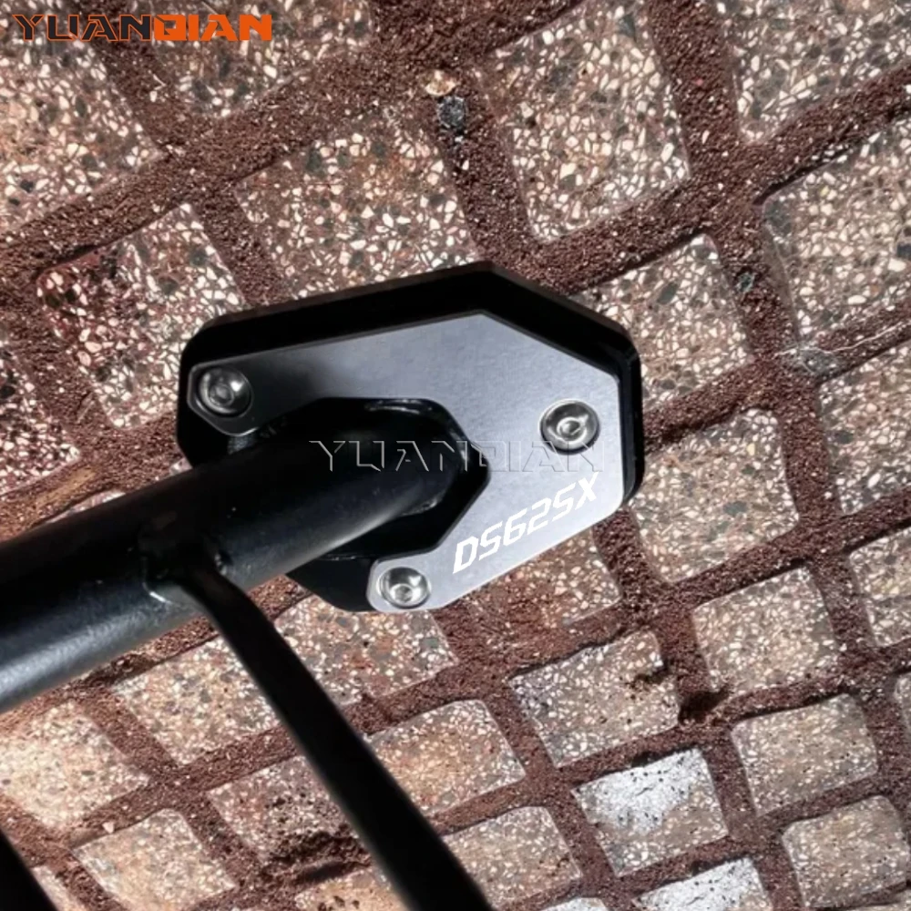 

Для мотоциклов VOGE DS525X, DSX625, DSX900, DS 625X, DS900X 2025, 2026: Удлинитель-расширитель боковой подножки, опорная площадка, подкладка