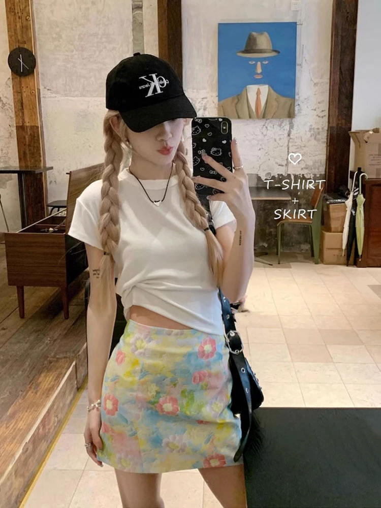 

Женский комплект из двух предметов: футболка с коротким рукавом в сладко-остром стиле и юбка А-силуэта с высокой талией, повседневный комплект с высокой талией