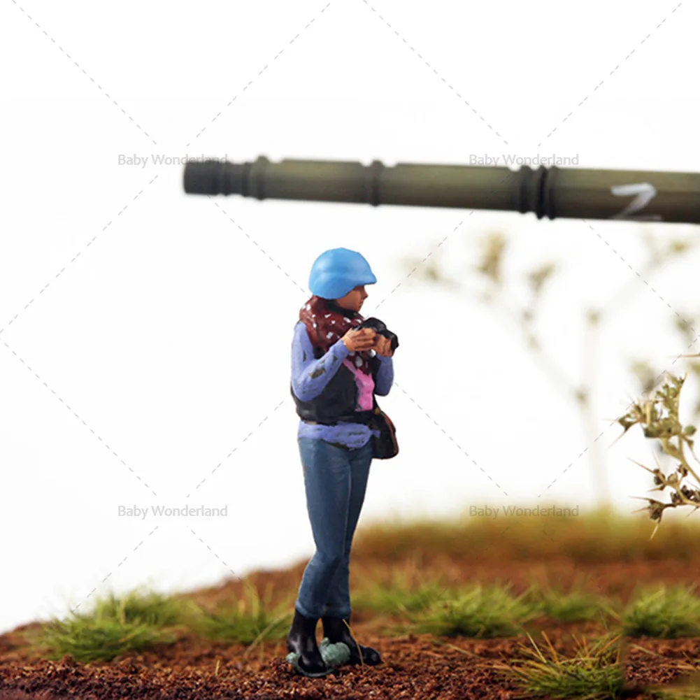 Miniatures Figures 1/72  Female War Journalist  Doll Painted Model Creative Photography Scene Car Vehicle Toy