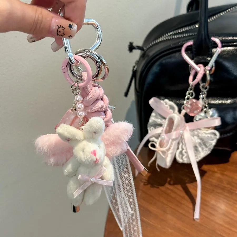 

Модный брелок-подвеска в стиле максимализм: милый ангел, кружевной бант, жемчужные балетки. Универсальные аксессуары для сумок.