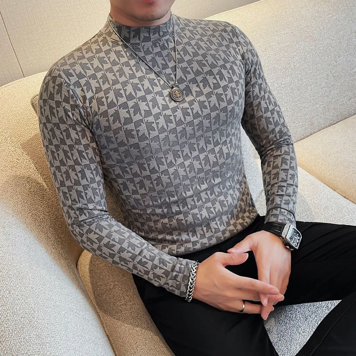 Jacquard-T-Shirt mit halbhohem Halsausschnitt und langen Ärmeln für Herren im Frühling und Herbst, neuer trendiger und modischer, schlanker, vielseitiger Pullover mit mittlerem Ausschnitt