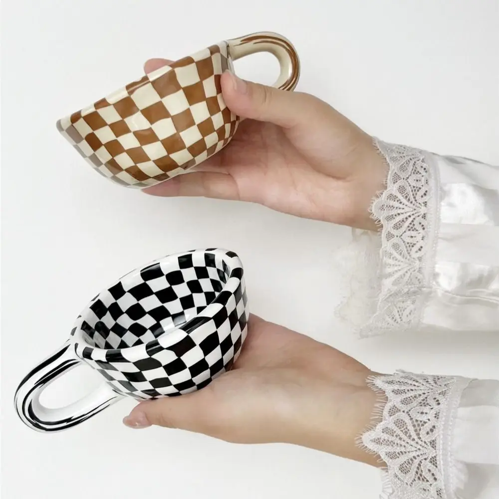 Taza de café de cerámica INS única, tazas de agua a cuadros pellizcadas a mano, mango en forma de U resistente al calor, tazas de tablero de ajedrez irregulares para desayuno