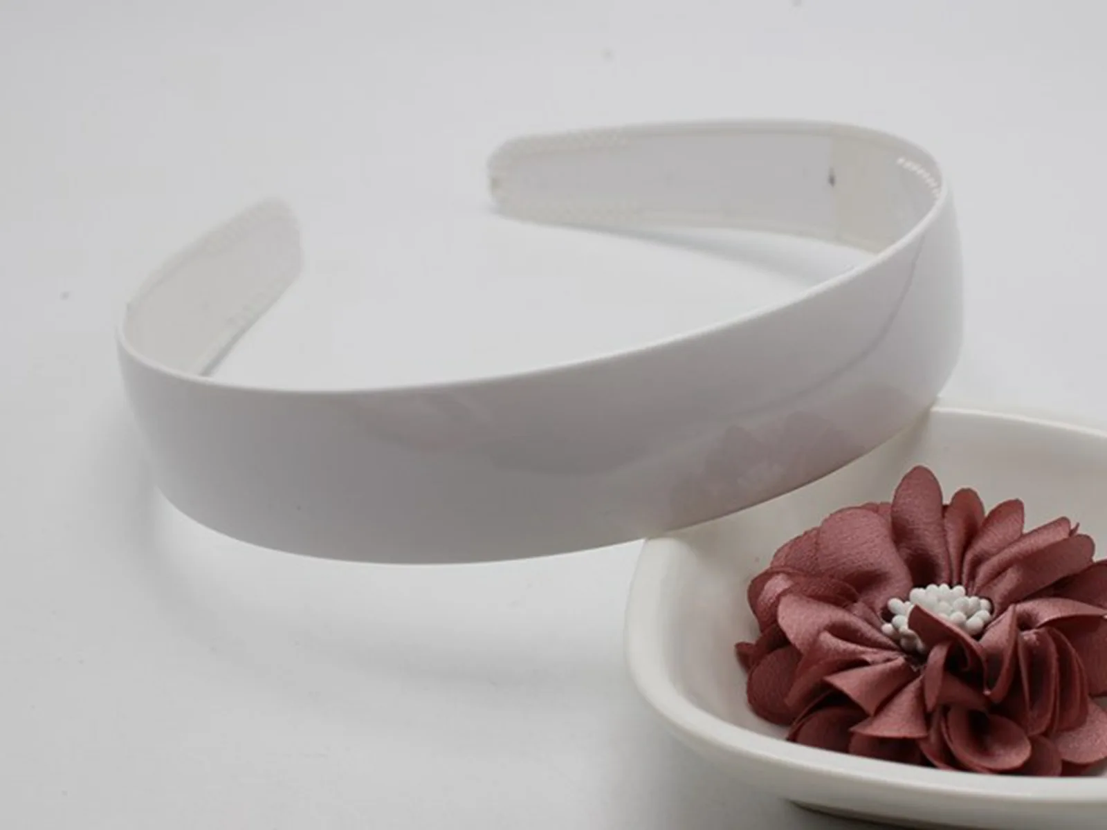 5개 흰색 플라스틱 앨리스 머리띠 25mm(1") - 여성용 와이드 헤어 밴드, 넓은 머리띠 미끄럼 방지 헤어 액세서리 고품질