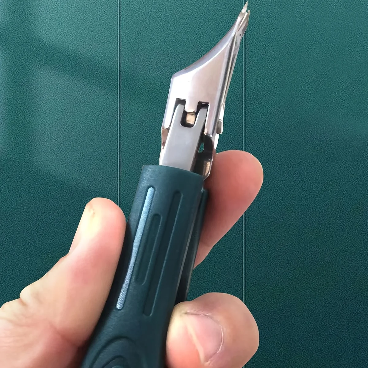 ماكينة تشذيب الأظافر الاحترافية - تصميم بزاوية، وواقي أمان وقبضة ناعمة. صديقة للكبار. هدية مثالية.