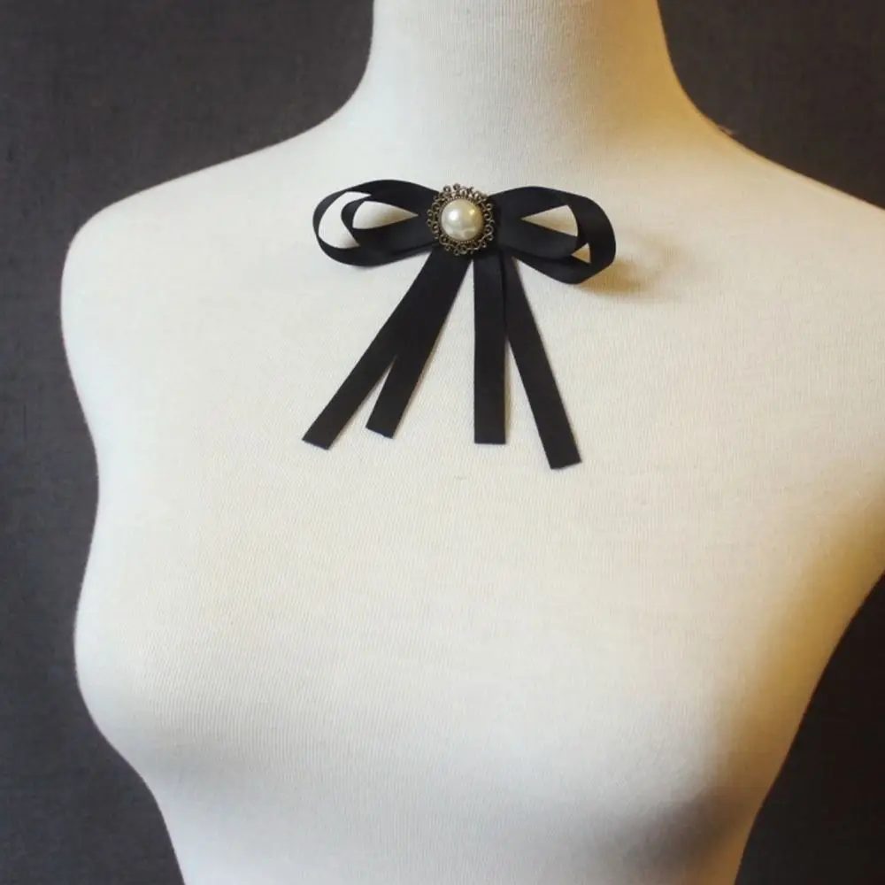Блузка с жемчужным бантом и стразами, лента, галстук-бабочка, черный выпускной воротник, булавка, брошь, банка, отель, рубашка, воротник в студенческом стиле, цветок