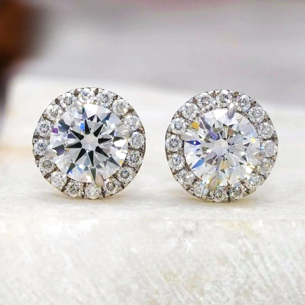

1pair 0.5/1/2/3 Carat Synthetic Zircon Stud Earrings, Graceful and Grand Earrings, They Exude Elegance in Formal Settings.