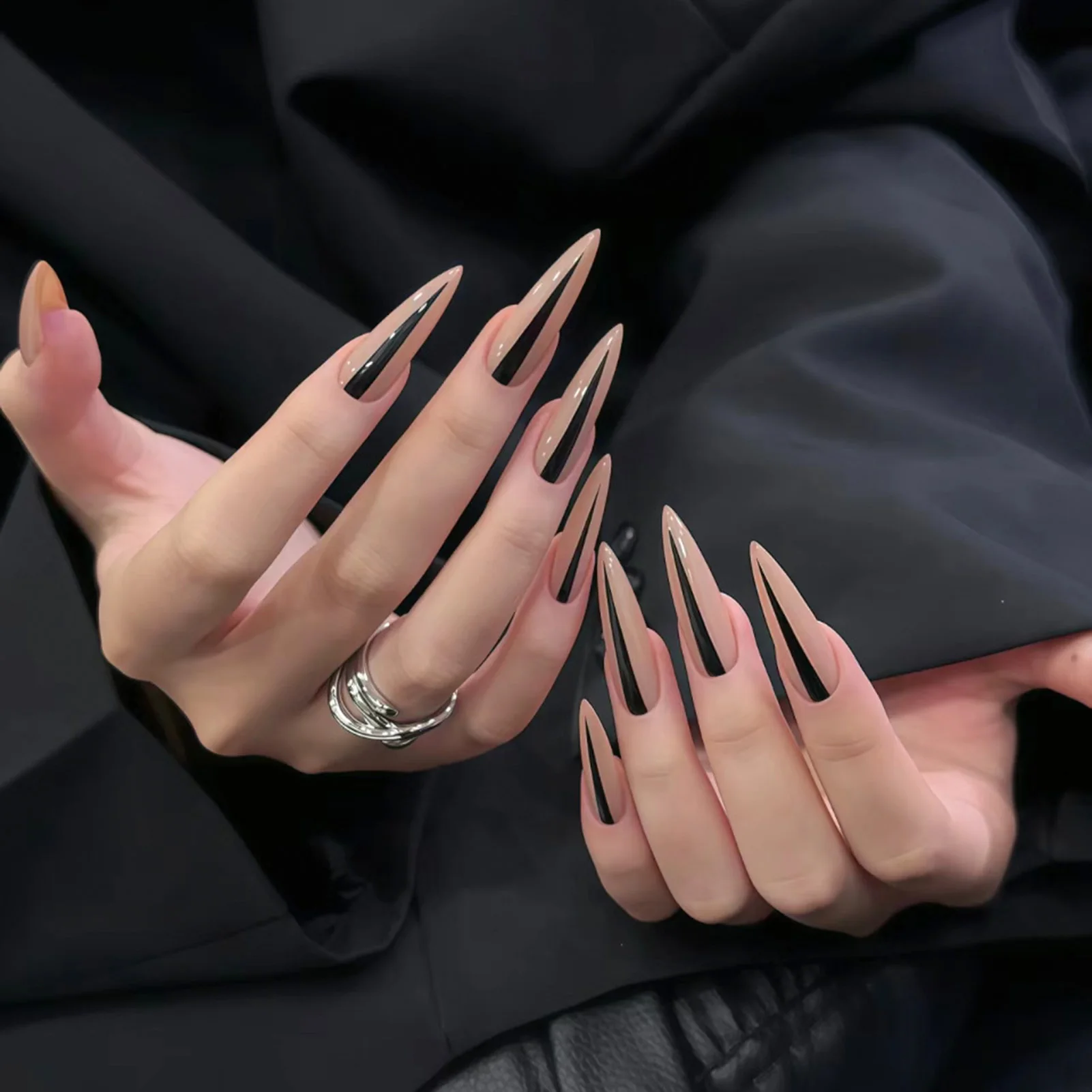 24-teiliges glänzendes schwarzes künstliches Nägel-Set zum Aufdrücken von Nagelspitzen, einfarbig, lang, Stiletto, abnehmbare kü