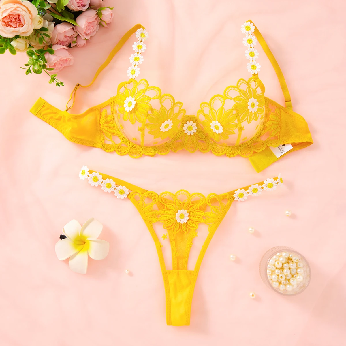 Um conjunto de lingerie sexy amarelo, incluindo sutiã e tanga com padrão de margaridas, um confortável de duas peças feminino estilo família ZA825086