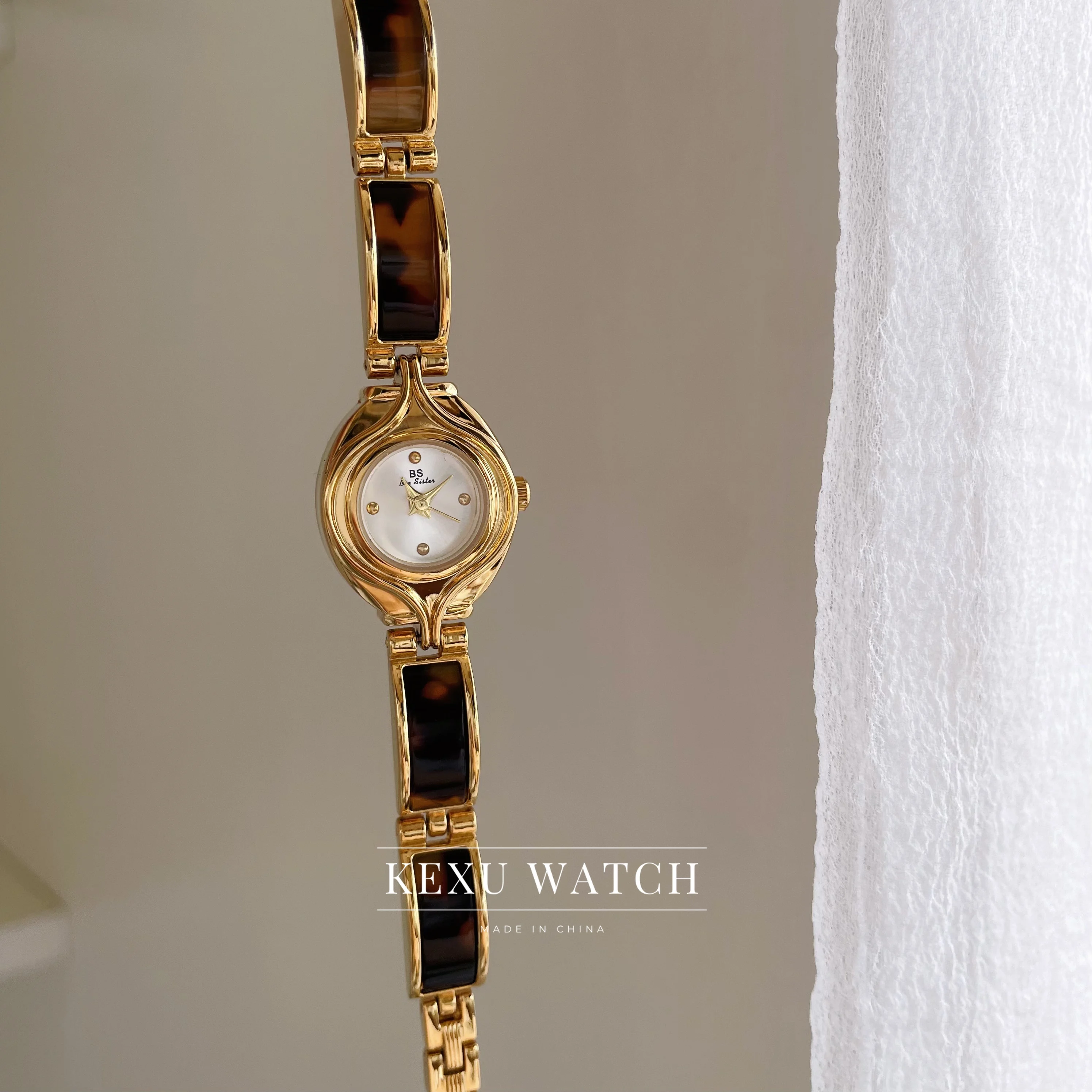 BS Watch Relógio feminino com pulseira redonda de inspiração vintage com mostrador dourado/branco, delicado relógio acrílico marrom para mulheres
