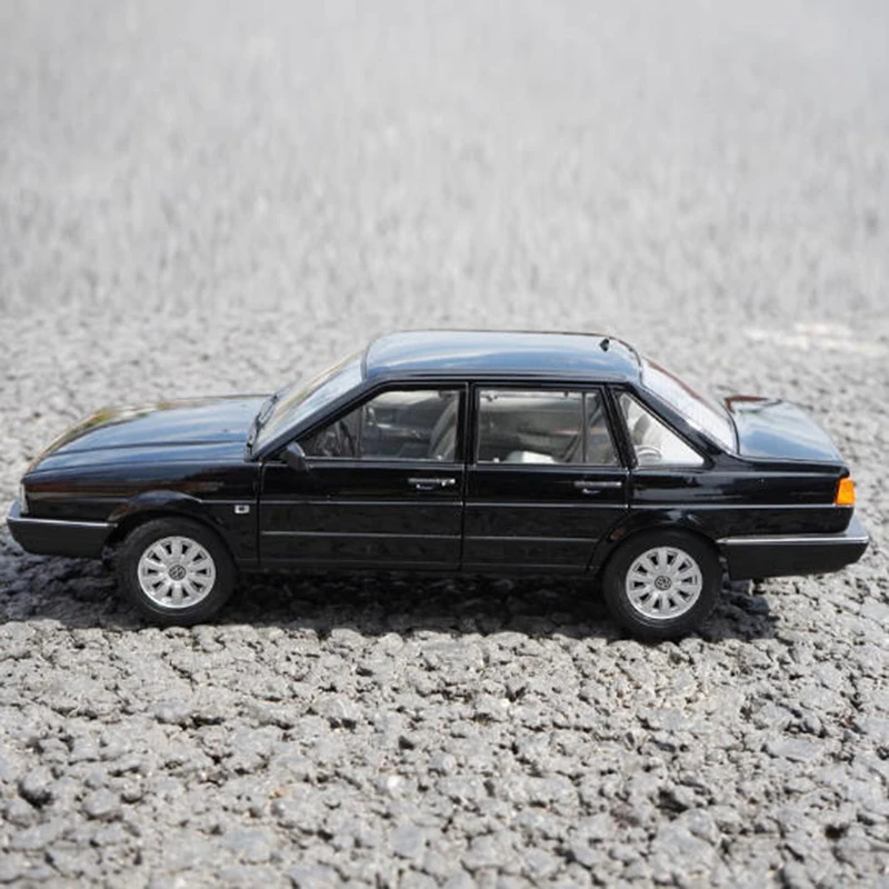 

WELLY 1:18 Santana Alloy Car Model Static Collection Decorated Souvenir Gift Hobby & Toys