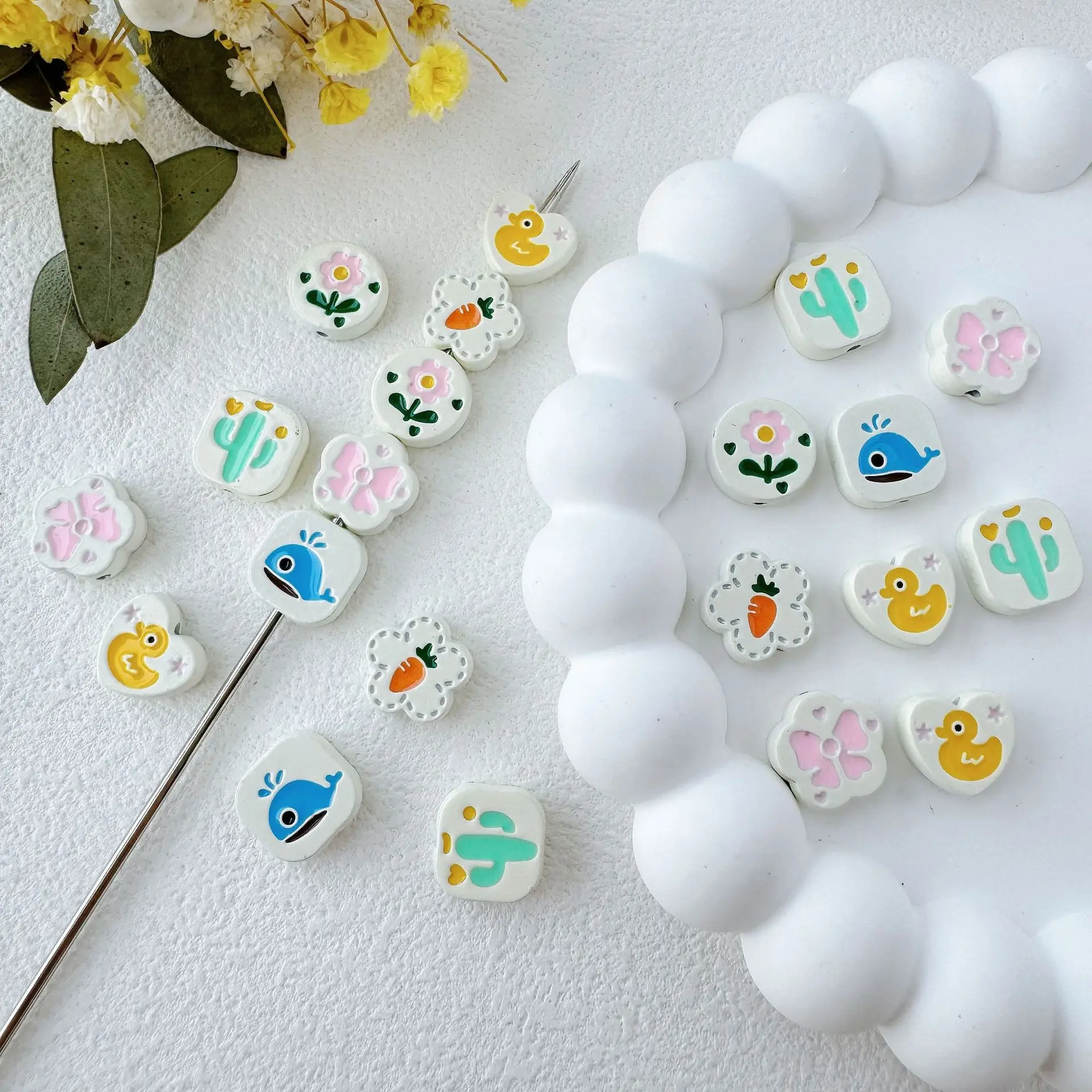 10 Uds. De cuentas de flores y ballenas de patos bonitos, color blanco marfil, pintura al horno, cuentas espaciadoras sueltas de aleación de Zinc para fabricación de joyería, accesorios DIY