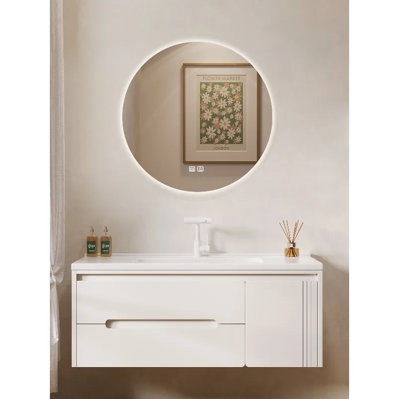 

Комплект мебели для ванной комнаты: тумба с интегрированной керамической раковиной, зеркальный шкаф для хранения, унитаз и раковина.