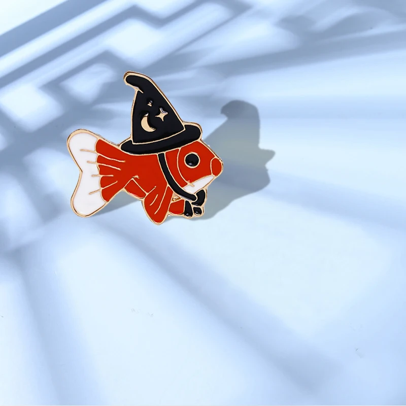 Pin kerah ikan penyihir Halloween ikan mas dengan topi penyihir bros Enamel kartun sihir Elf lencana kemeja tas perhiasan hadiah untuk anak-anak