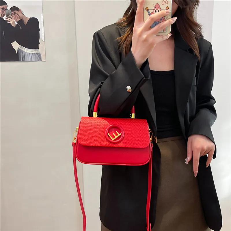 Etherische glanzende crossbody met lichtreflecterend oppervlak en keramische sluiting voor galerijopeningen met een lichtgevende genade