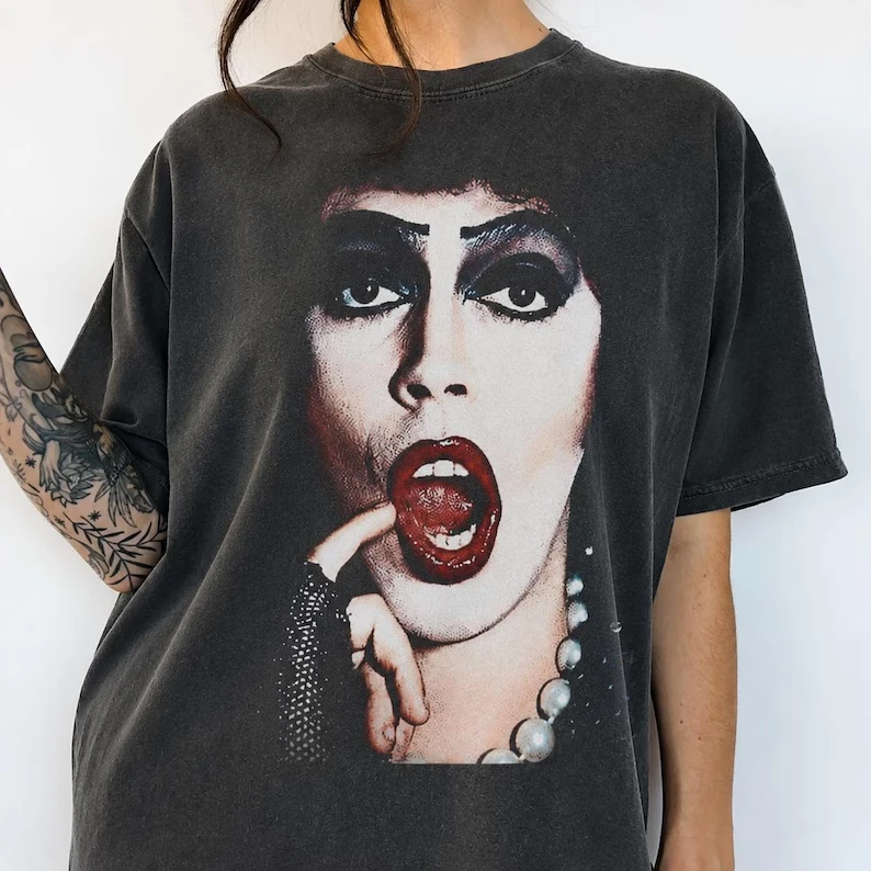 Tim Curry Gedenk-T-Shirt von Comfort Colors, Hommage an den Schauspieler, Geschenk für Horrorfilm-Fans, Frank-N-Furter Rocky Horror Vintage-Oberteil – Detail 3