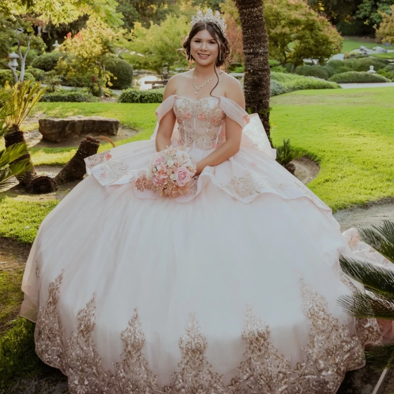 

Светло-розовые блестящие платья Quinceanera с открытыми плечами, аппликация, кружево, бисер, кристалл, бант, тюлевое платье для вечеринки, дня рождения, сладкое платье 16.