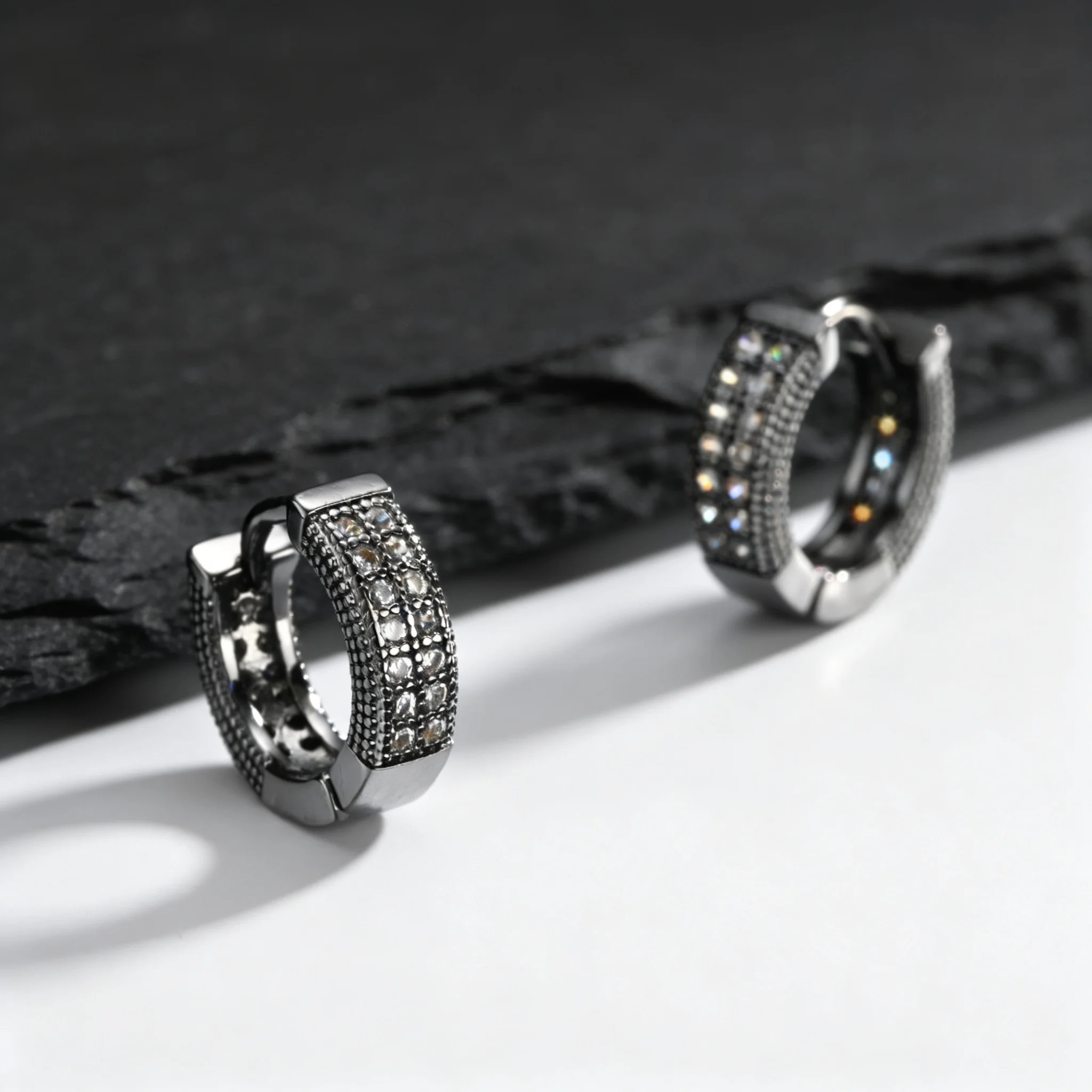 Hiphop Herren-Creolen, Weiß-Blauer Zirkon Schwarze Metall-Huggies, Trendiger Punk-Schmuck Geschenk – Detail 5