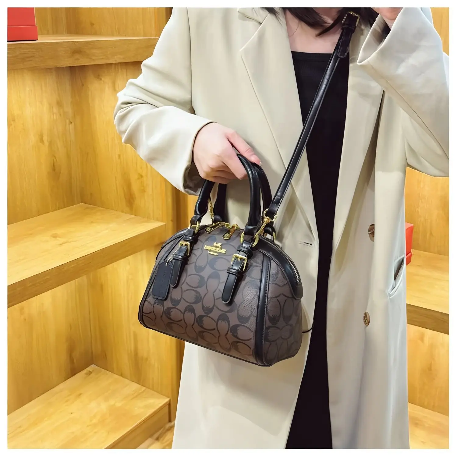 

Dark brown embossed logo mini bag, black patent leather zipper trim, anti-scratch metal base studs, lightweight.