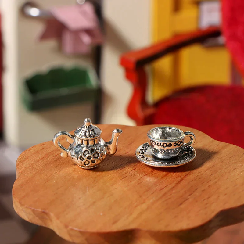 1Set 1:12 Casa delle bambole in miniatura Teiera Tazza Piattino Set da tè in metallo Tavolo da pranzo Modello Decor Giocattolo Accessori per casa delle bambole