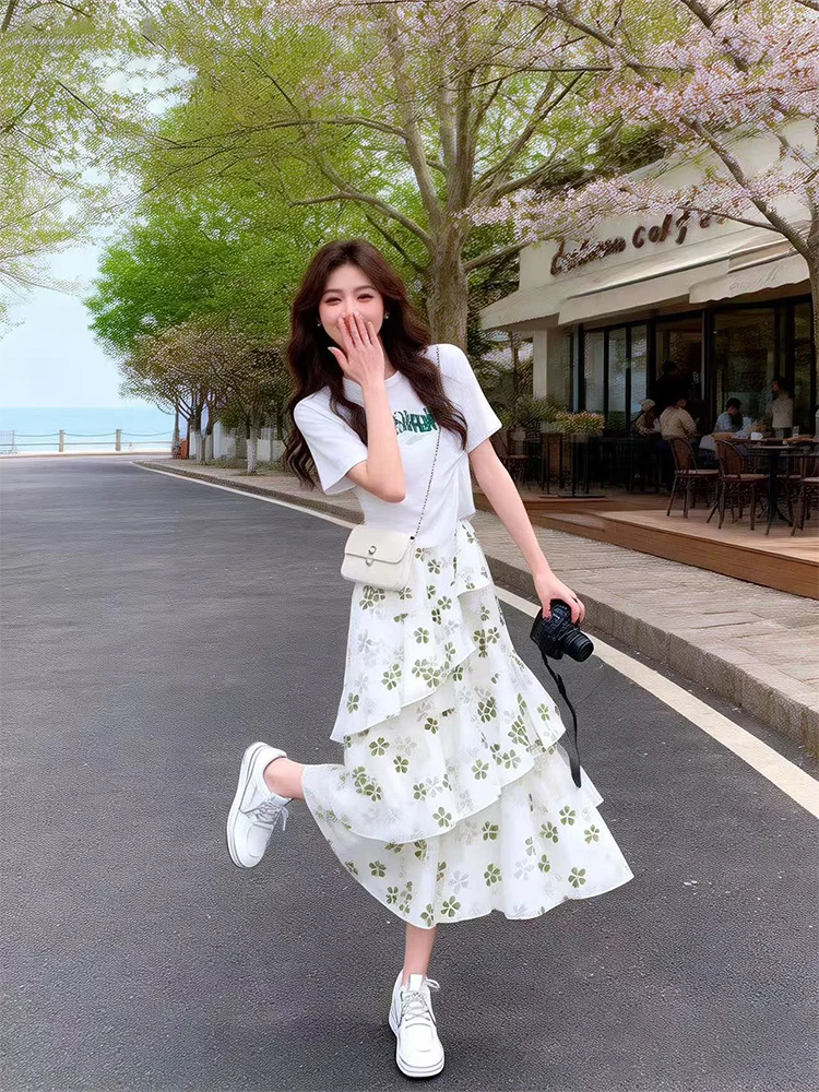 

Летний комплект из двух предметов: юбка-миди с цветочным принтом и футболка с надписью, модный женский комплект в нежном и освежающем стиле.