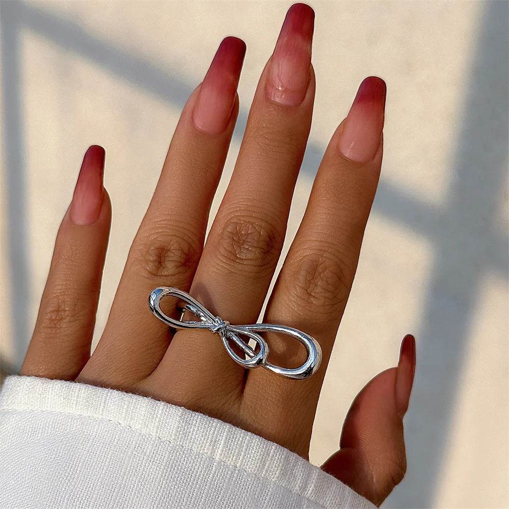 Einfacher und auffälliger Ring mit Schleifenöffnung, verstellbarer Hohlring für Frauen, personalisierte und modische Accessoires für den täglichen Gebrauch. – Detail 4