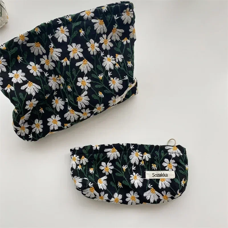 Bolsa de cosméticos para mujer, bolsa bordada con margaritas florales, kit de aseo de viaje coreano, bolsa de maquillaje de belleza, estuche