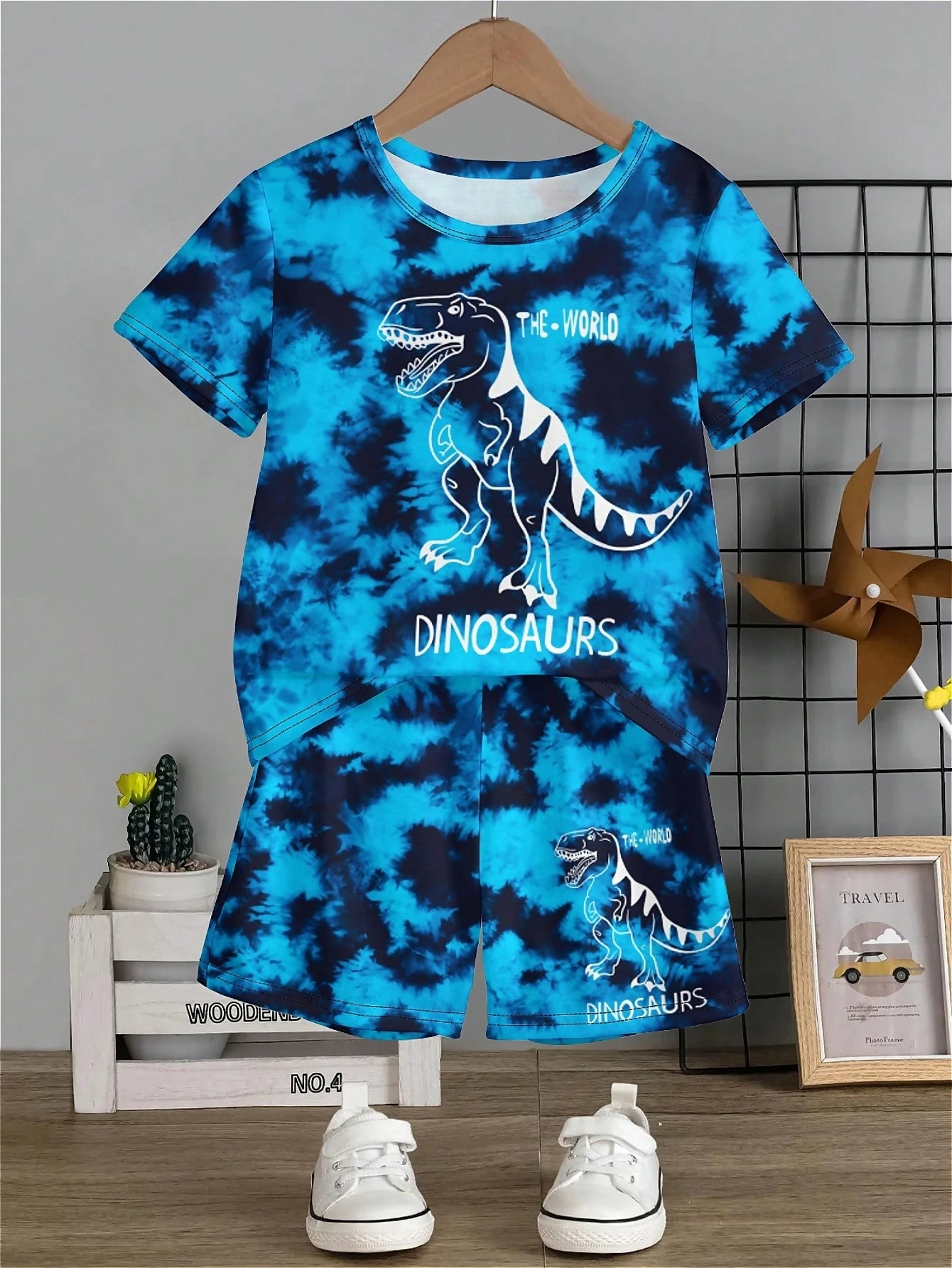 Young Boy Casual Simple Cartoon Dinosaur Pattern Short Sleeve Top And Shorts 2pcs Set, Suitable For Summer