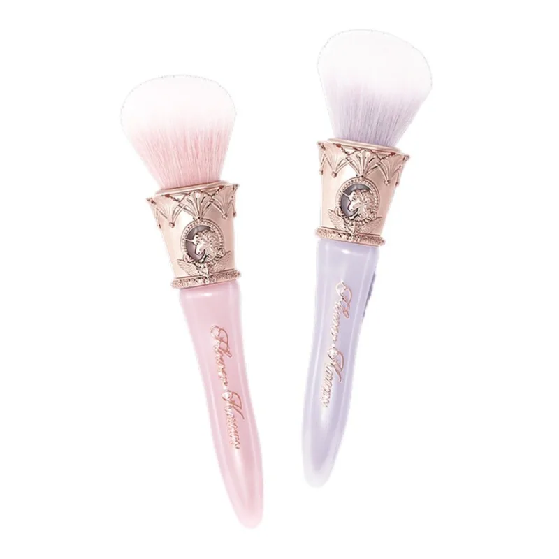 Pinceau à blush coudé Flower Knows Knight Unicorn, design pointu et incliné pour une application précise, outil de maquillage sans cruauté animale