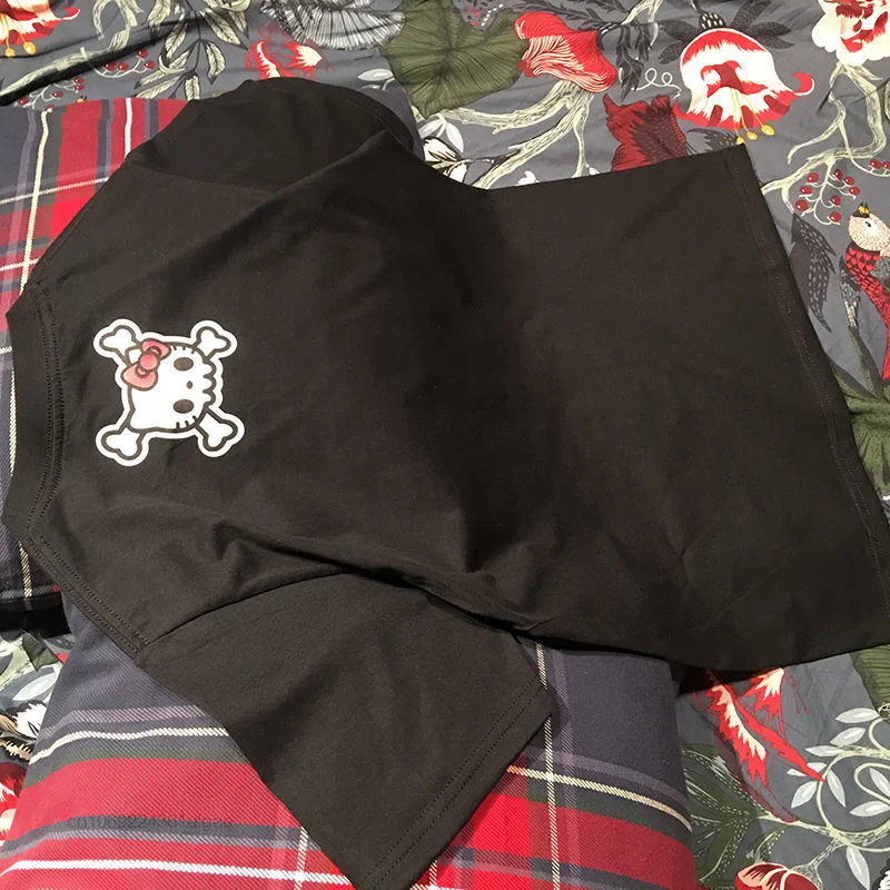 Sanrio-camisetas de manga corta con estampado de Hello Kitty para hombre y mujer, camisa negra de gran tamaño con diseño de Halloween, moda de verano