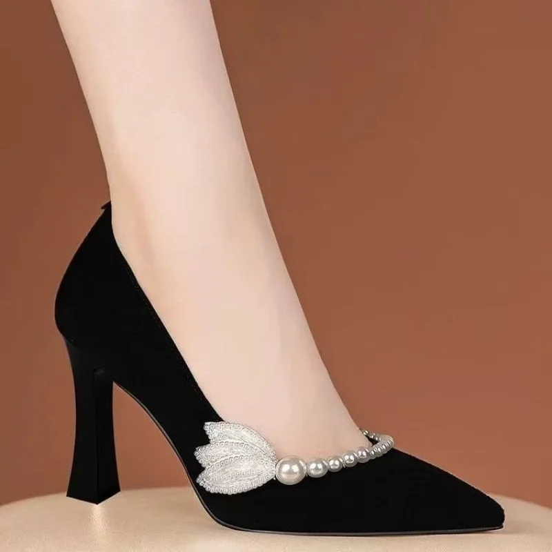 

Роскошные черные замшевые туфли на высоком каблуке для женщин, остроносые туфли-лодочки с жемчужным и стразовым декором в виде бабочки, на массивном каблуке, для вечеринок
