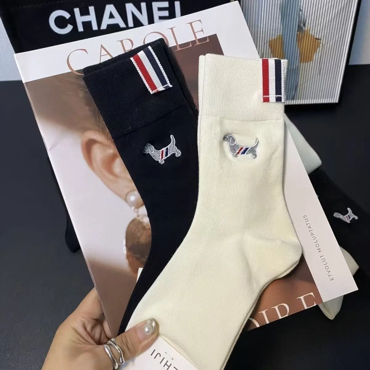 Mid length socks, warm and simple for couples. Cotton British mid length socks embroidered for both men and women,versatile