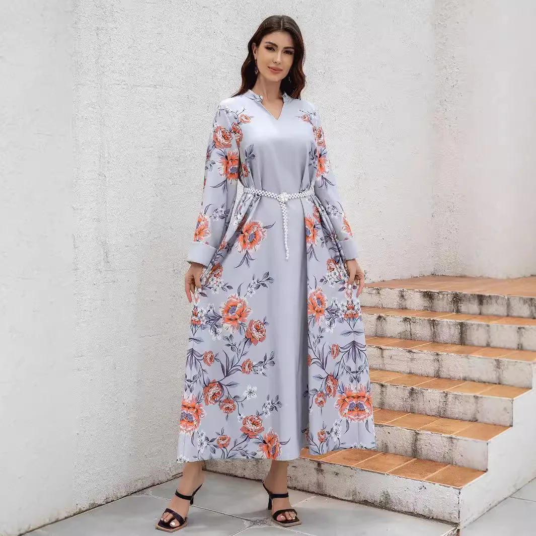 Abaya feminina muçulmana estampada na moda do Oriente Médio e Turco com uma cintura. É um vestido casual com decote em V de Dubai.