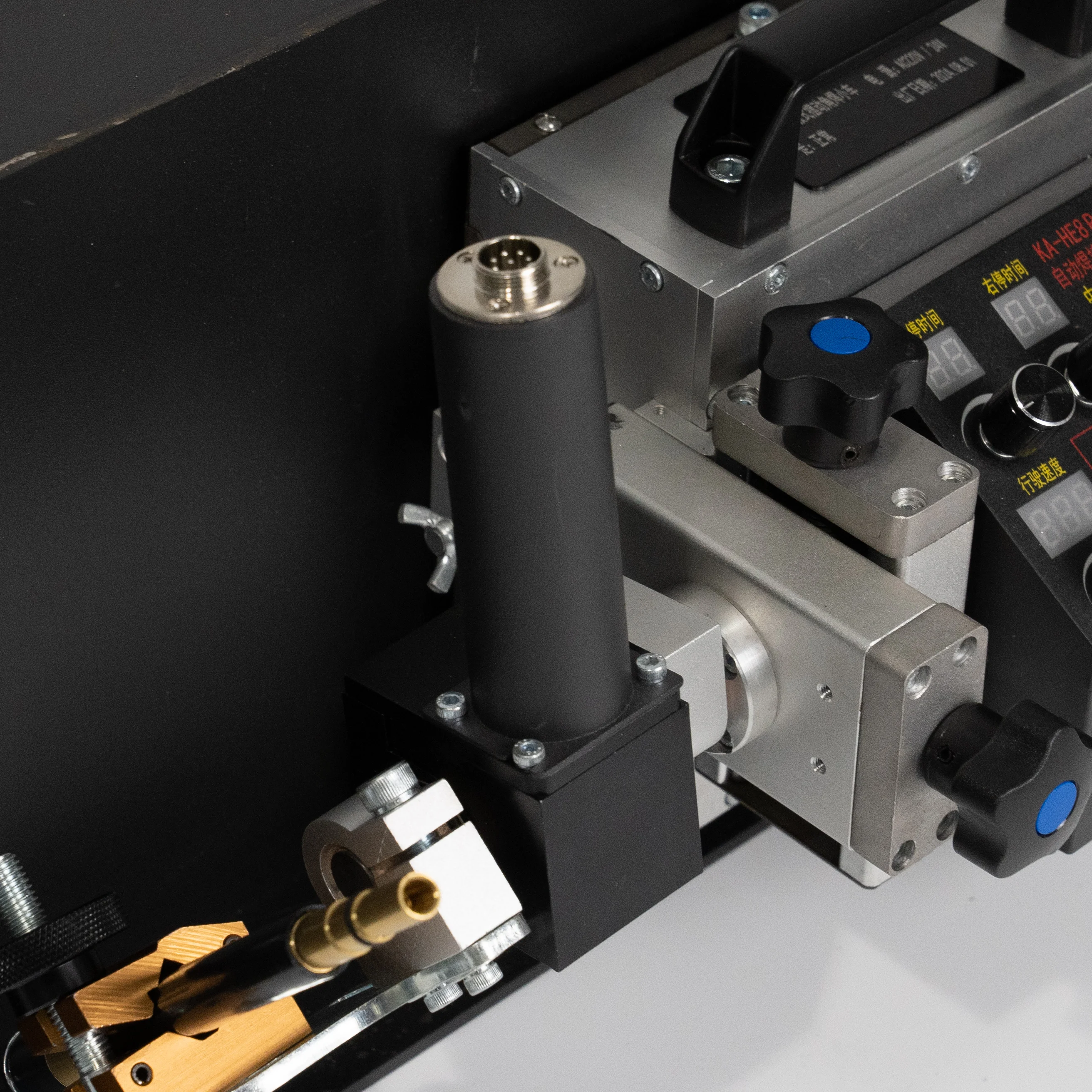 

KA-H5 Новый оптовый промышленный сварочный робот Усовершенствованная двусторонняя сварка Полный привод Боковая сварка угла всасывания