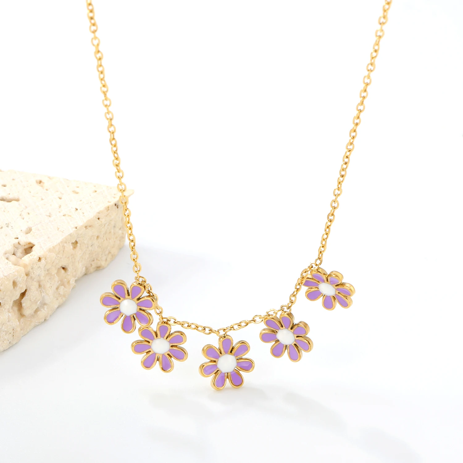 Modische Halskette mit kleinem Gänseblümchen-Anhänger im pastoralen Stil, Mädchen-Edelstahl-Schmuck für den täglichen Gebrauch, süßer und süßer sanfter Stil
