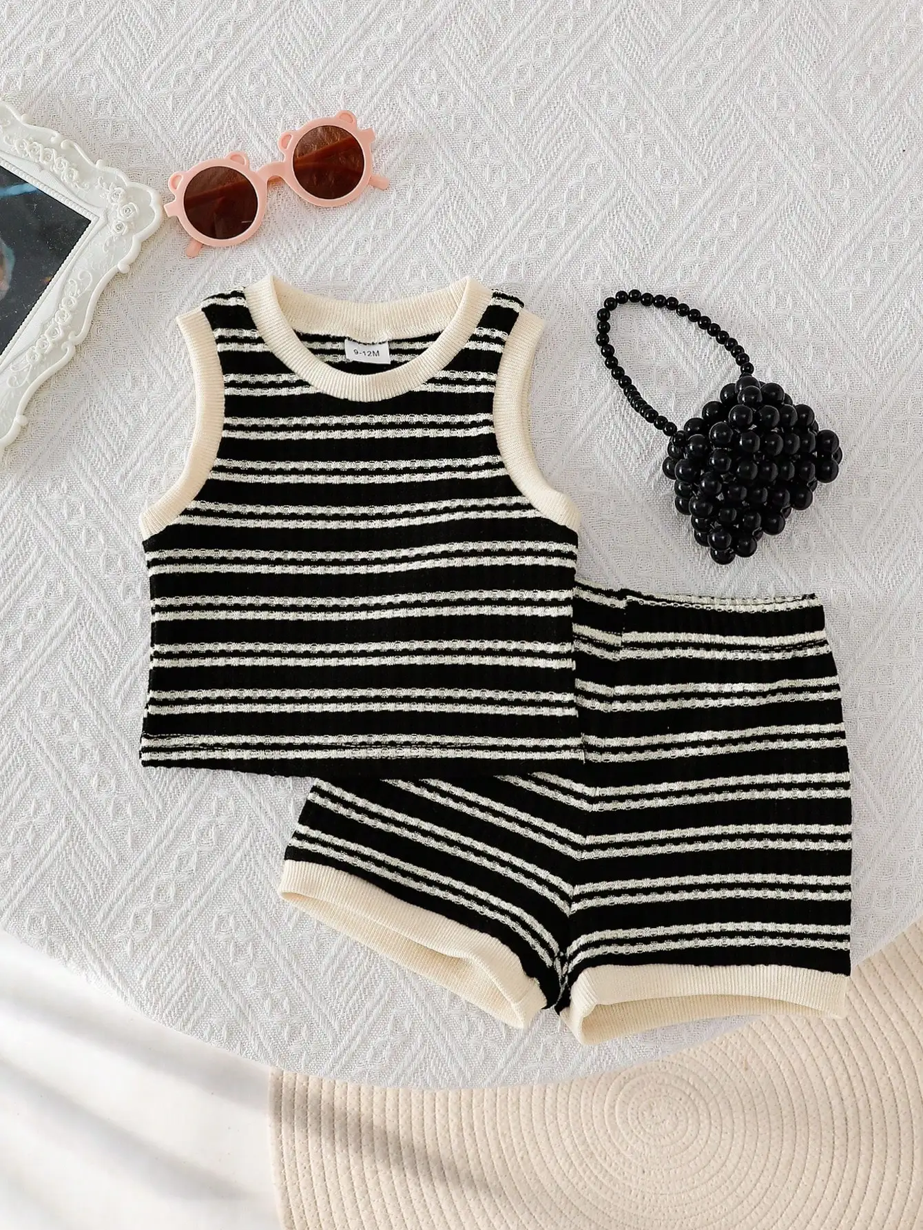 Zweiteiliges Set für Babymädchen: gestreifte, atmungsaktive Wollweste und Shorts im süßen und coolen Stil, niedlich und elegant, geeignet für – Detail 3