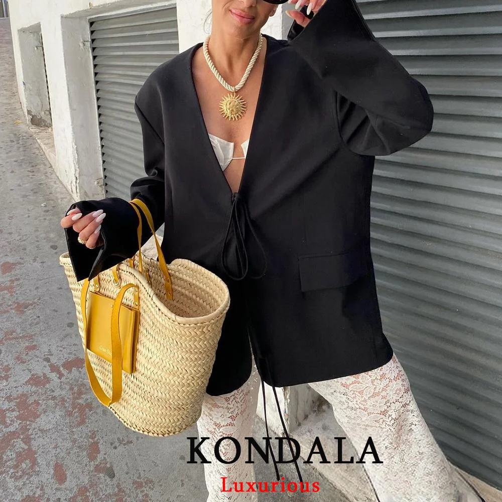 KONDALA سترة سوداء كبيرة الحجم غير رسمية للنساء بياقة على شكل V وربطة عنق وجيوب سترات فضفاضة موضة خريف 2025 ملابس خروج نسائية