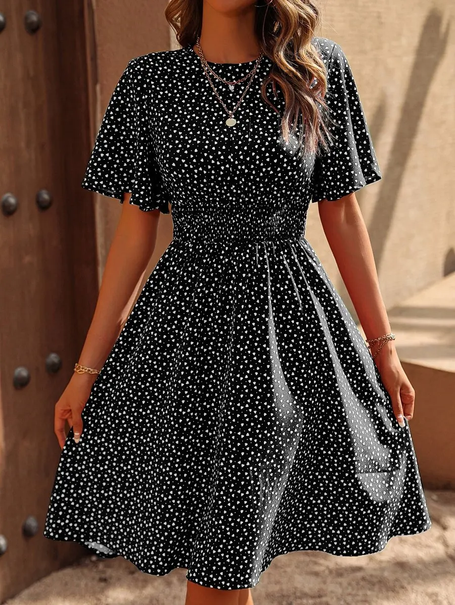 

Черное расклешенное платье с принтом в виде сердец и рукавами-крылышками для лета