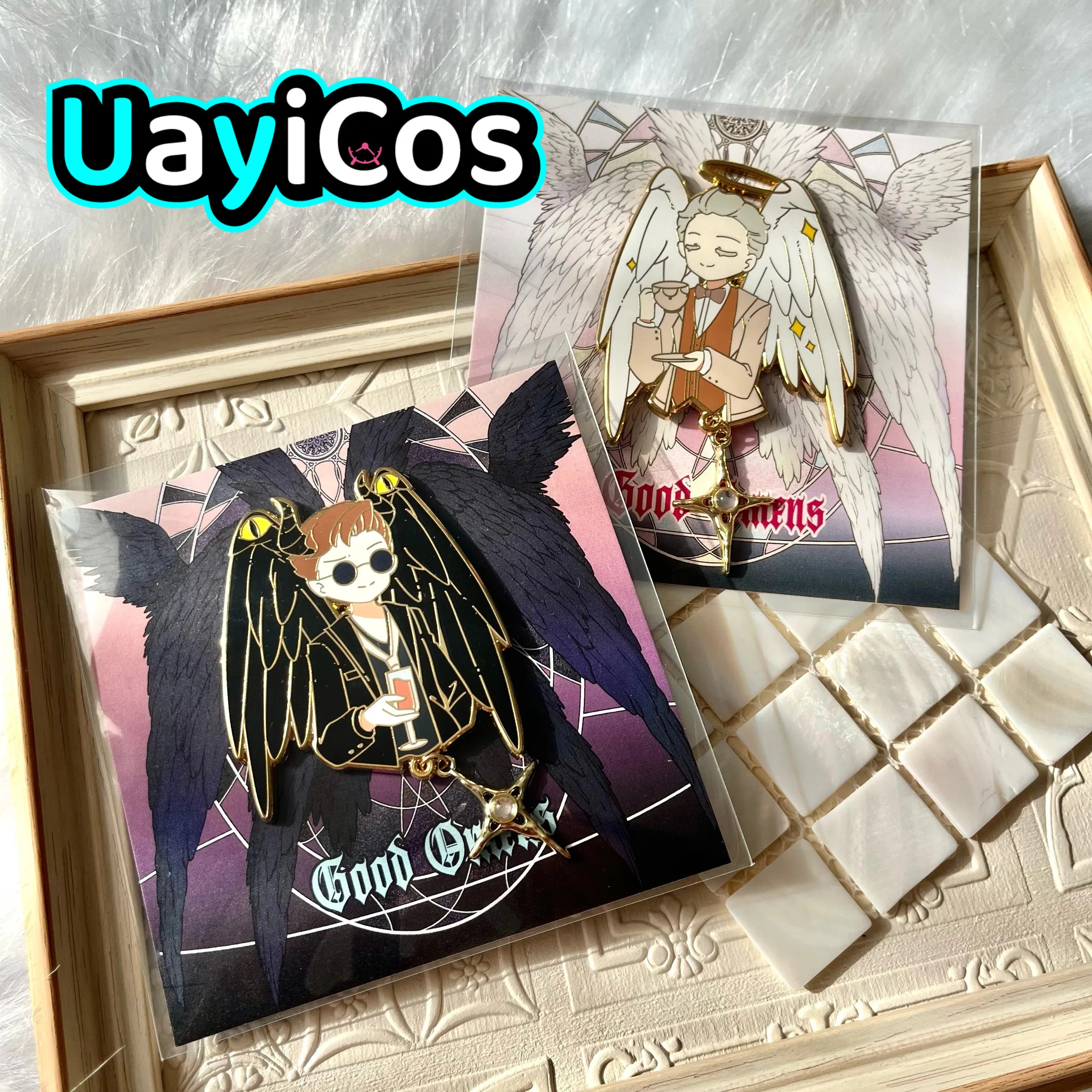 

2 шт., хорошие знамения, Aziraphale Crowley Angle, дьявол, демон, металлический значок, брошь, аксессуары для кукол, игра, аниме-фигурка, игрушка для детей, подарки