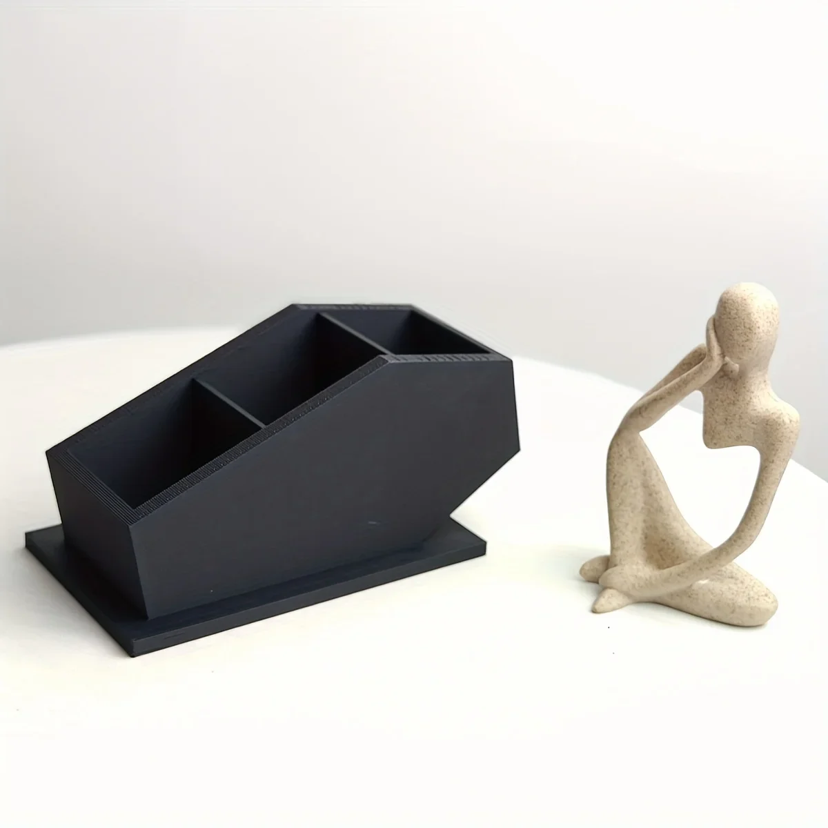 Gotische cosmetica-opbergkast • Donker en elegant ontwerp, mysterieuze en praktische schoonheidsopslagruimte”