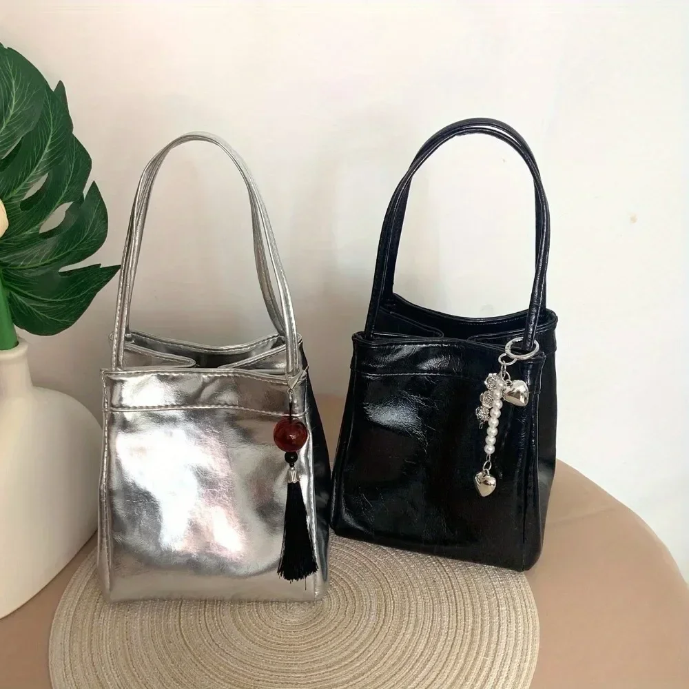 حقيبة كتف من الجلد الصناعي باللون الفضي والأسود للسيدات - حقيبة يد متعددة الوظائف تحت الإبط مع تصميم إغلاق بإبزيم أمان