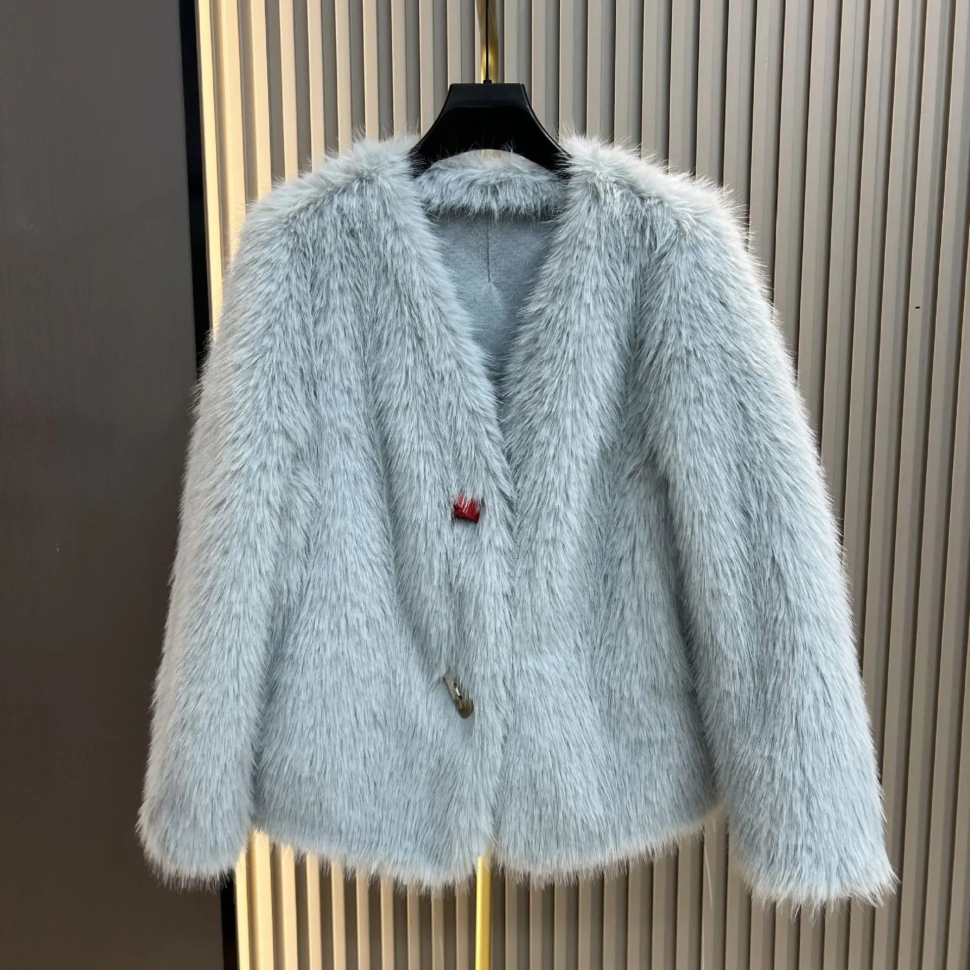 冬模造フォックスファーコート女性のための V ネックカラーボタンぬいぐるみオーバーコートアメリカのハイストリートファッション女性厚みのあるジャケット