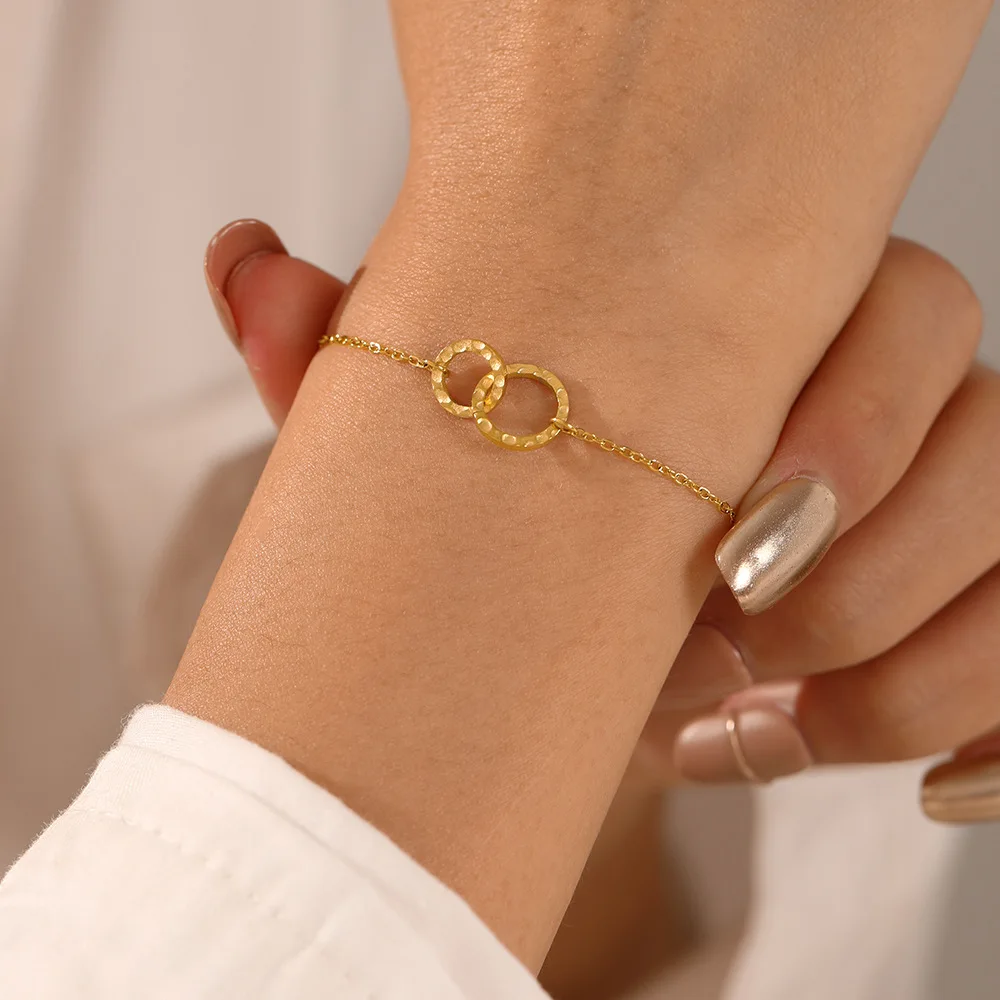 

Simple stainless steel gold-plated round interlocking bracelet with openwork texture for women