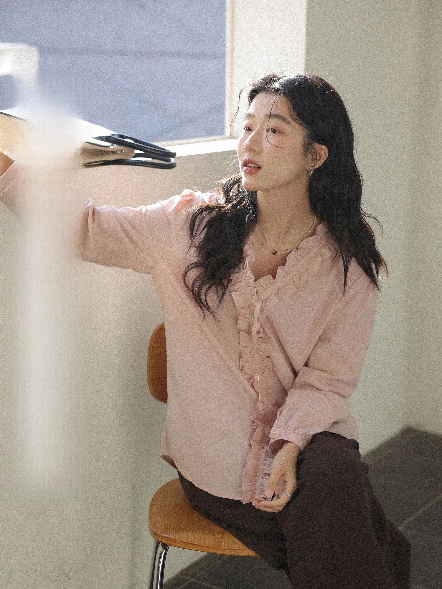 

Pink Wooden Collar V-Ne Long Sve Women's irt Spring 2026 Casual Sle Loose Fit irt Design Sensation Top for Women