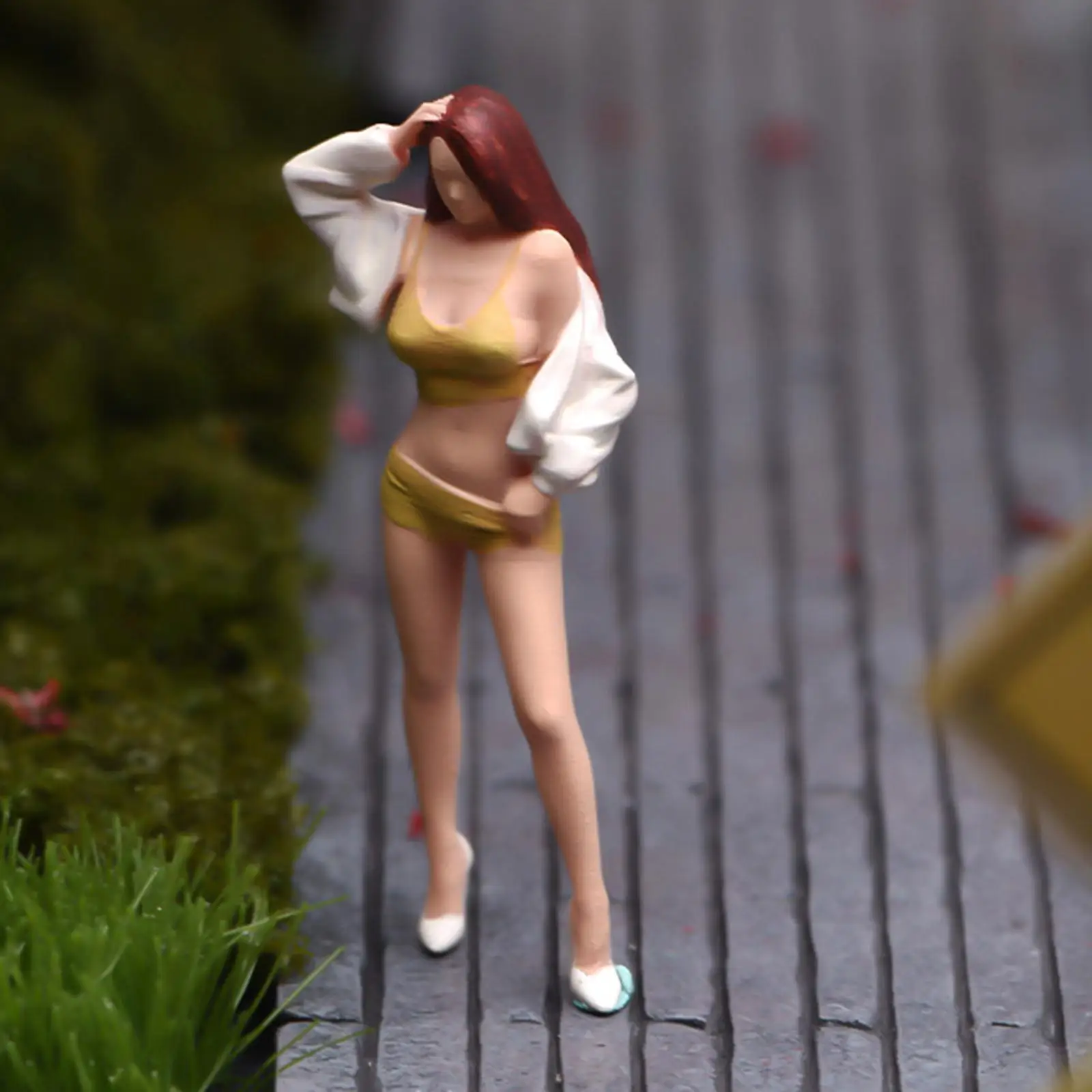 

1:64 Posing Girl Model Miniature Hair Tossing Beauty Resin Girl Model Tiny People Model for Sand Table, Train Layout